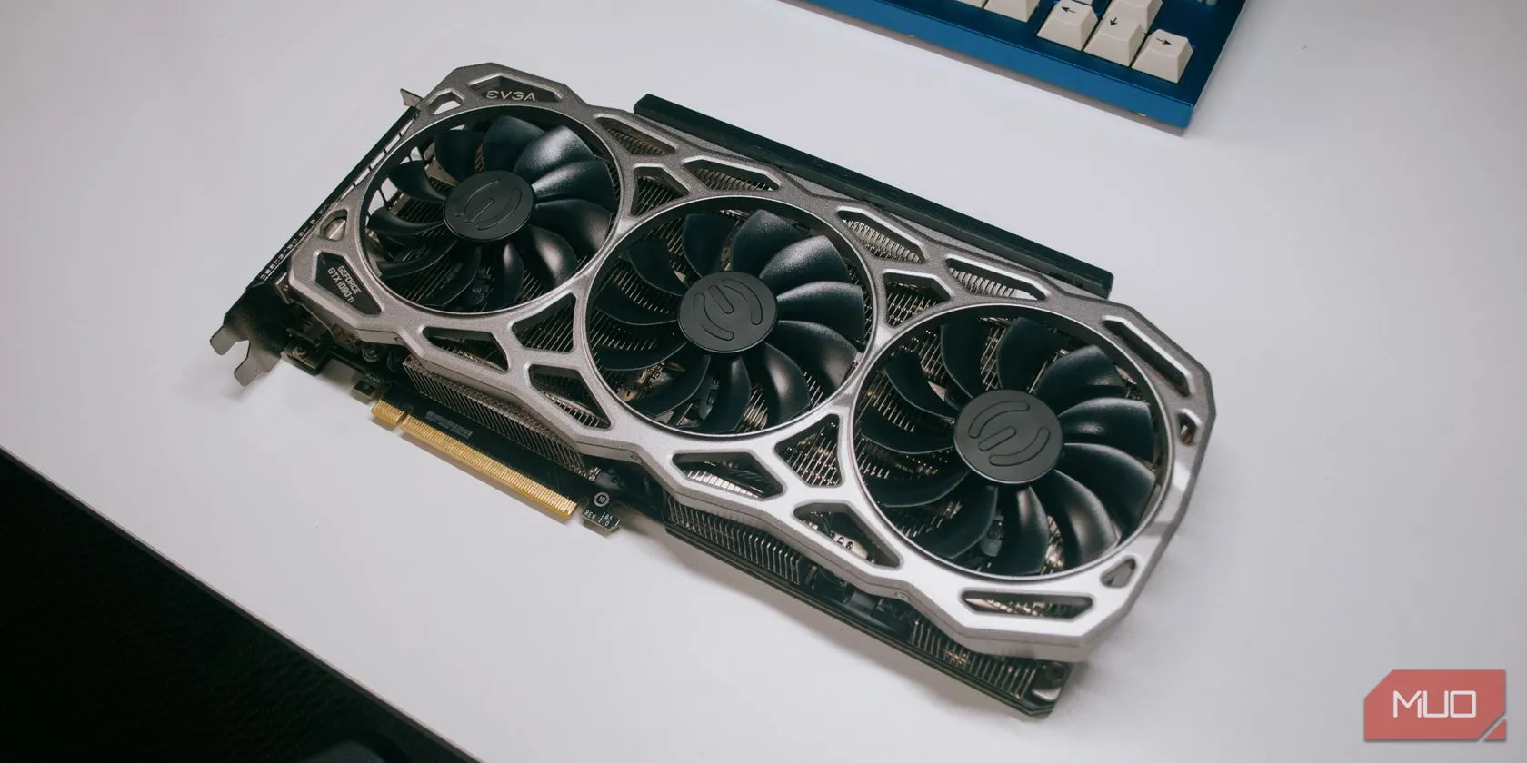 Quạt tản nhiệt của card đồ họa GTX 1080 Ti, tượng trưng cho lựa chọn GPU hiệu năng cao của thế hệ trước