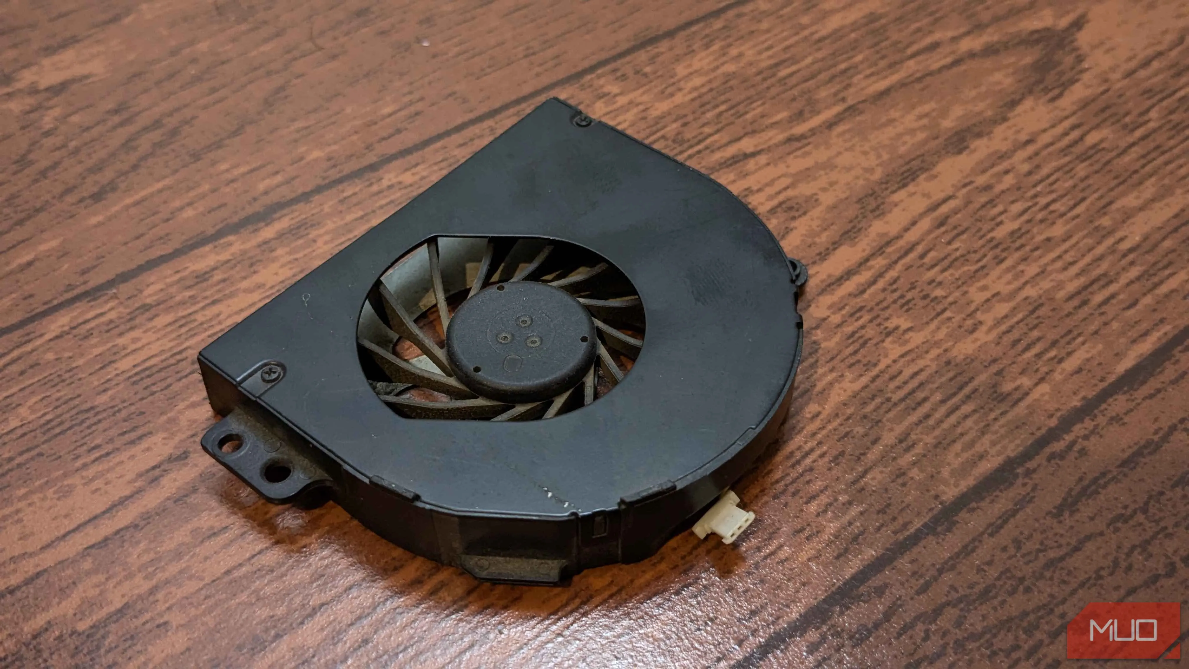 Quạt tản nhiệt laptop rời chuẩn bị thay thế