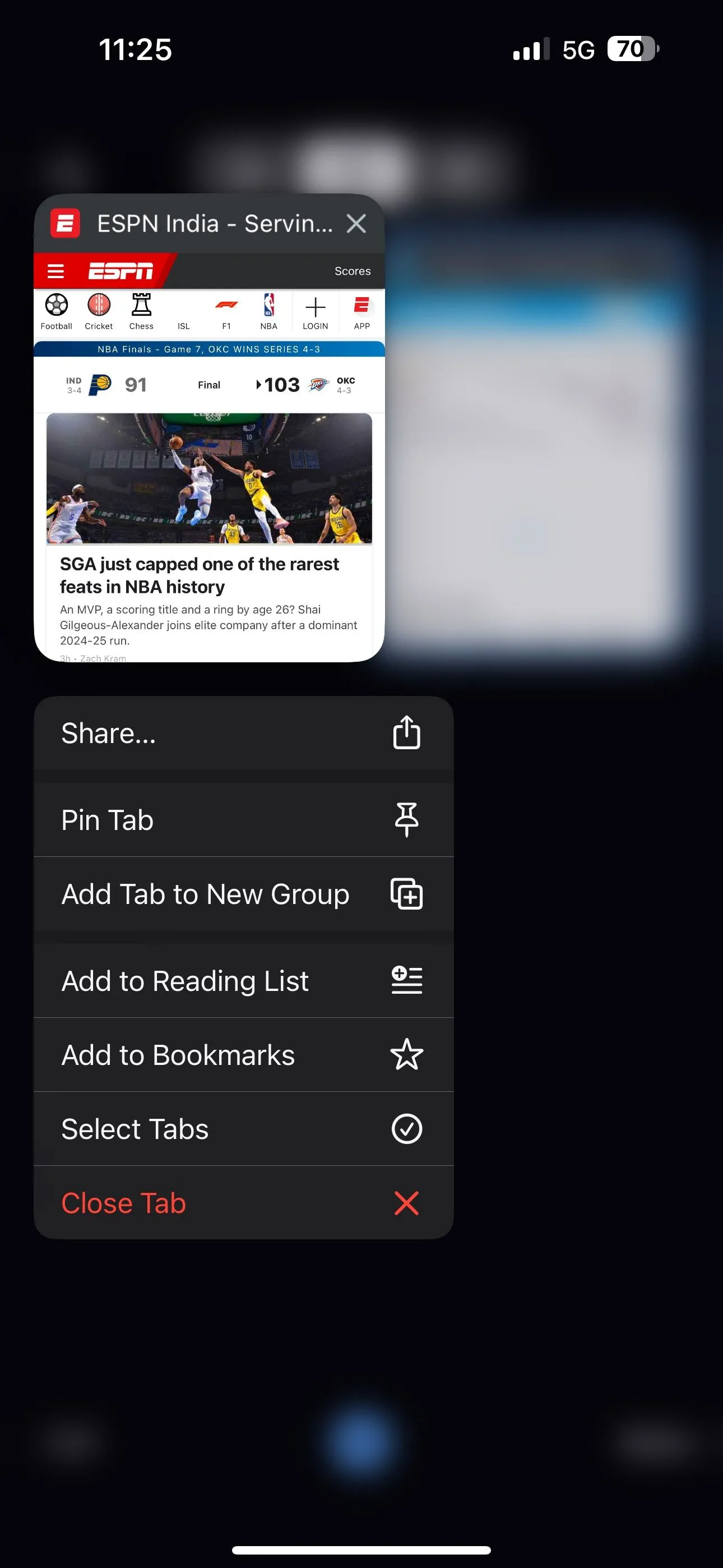 Quy trình tạo nhóm tab mới trong Chrome trên iPhone, chọn &quot;Add Tab to Group&quot; và &quot;New Tab Group&quot;
