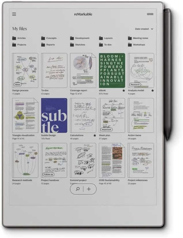 reMarkable Paper Pro với cây bút Marker Plus đặt trên bàn.