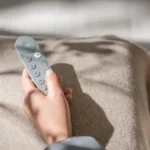 Remote Google TV Streamer với thiết kế mới và nút điều khiển âm lượng được đặt lại vị trí