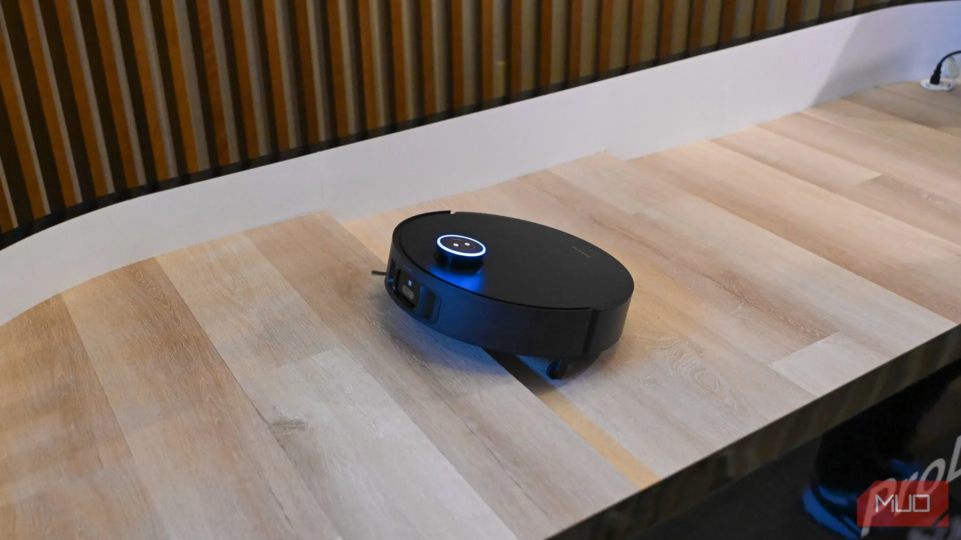 Robot hút bụi Dreame X50 với hệ thống ProLeap đang vượt qua ngưỡng cửa tại CES 2025
