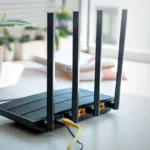 Router Wi-Fi hiện đại với bốn ăng-ten trên bàn
