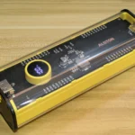 Sạc dự phòng USB đang kết nối, minh họa thiết kế cơ bản và cổng sạc