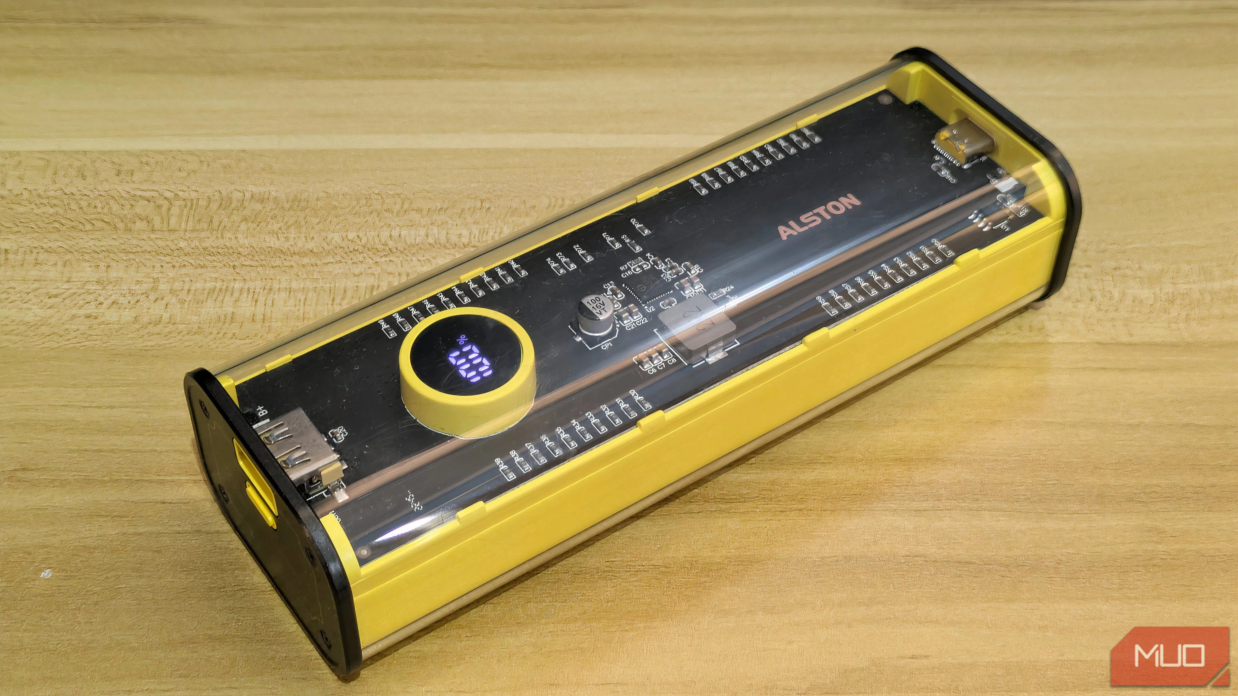 Sạc dự phòng USB đang kết nối, minh họa thiết kế cơ bản và cổng sạc