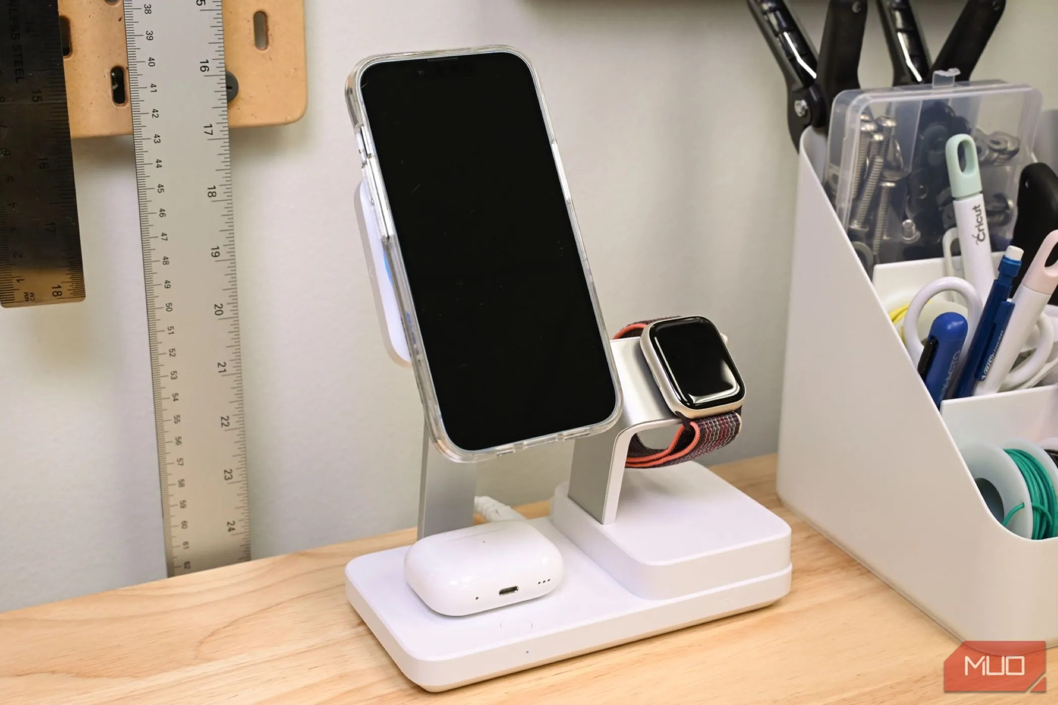 Sạc không dây Qi2 đa năng cho iPhone, AirPods và Apple Watch trên đế sạc ESR 100W