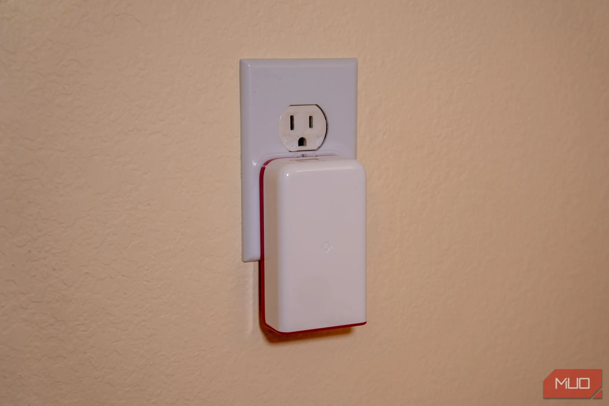 Sạc Twelve South PlugBug 120 được cắm vào ổ điện mà không gây cản trở các cổng cắm liền kề