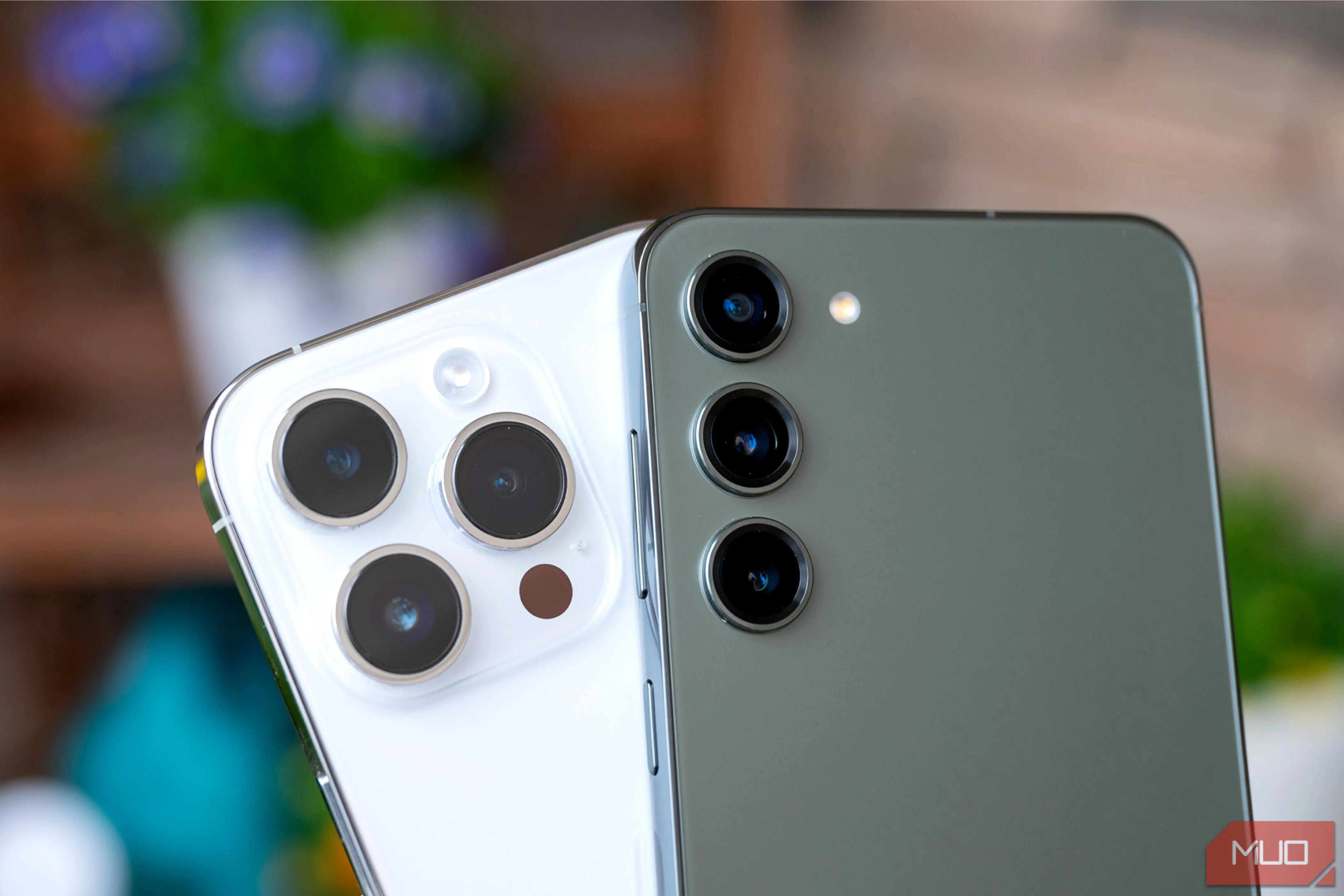 So sánh camera sau của Samsung Galaxy S23+ và Apple iPhone 14 Pro, đại diện cho sự khác biệt về cập nhật phần mềm Android và iOS.