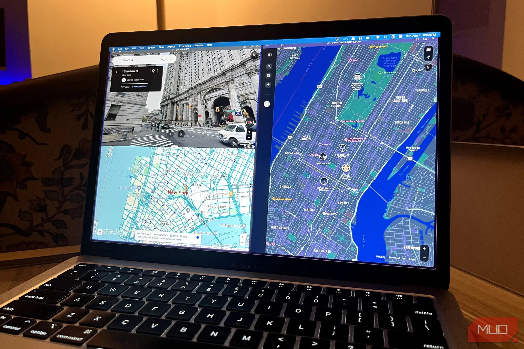 So sánh giao diện của Google Maps và Apple Maps trên trình duyệt MacBook Air.