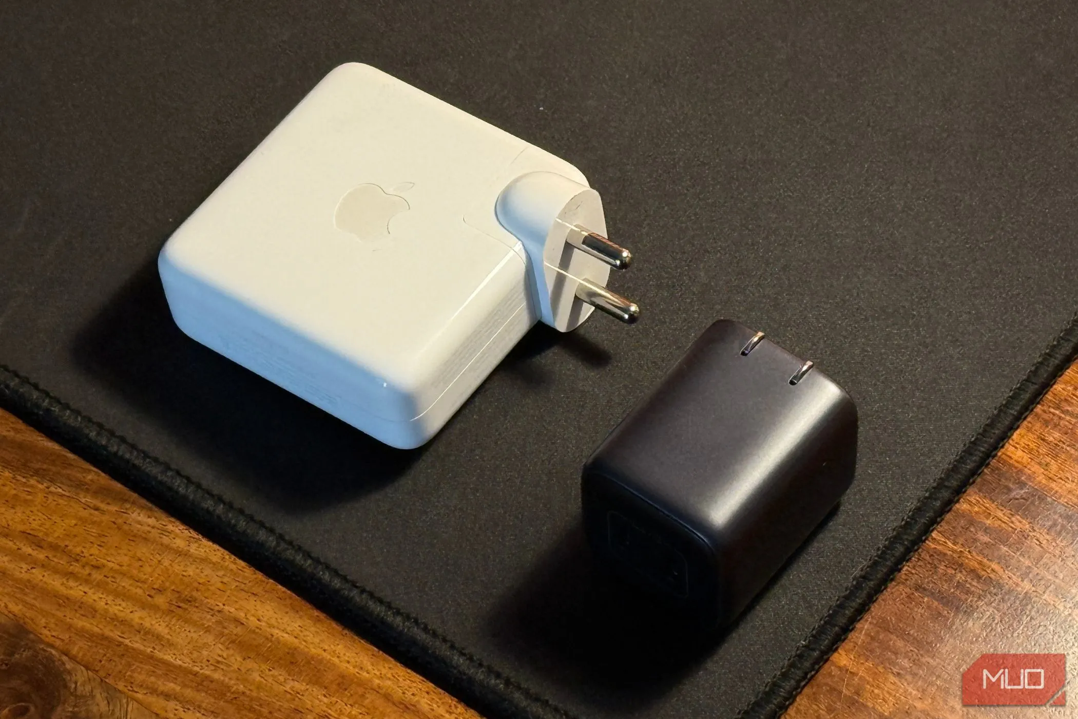 So sánh kích thước củ sạc nhỏ gọn và củ sạc MacBook lớn, minh họa tính di động