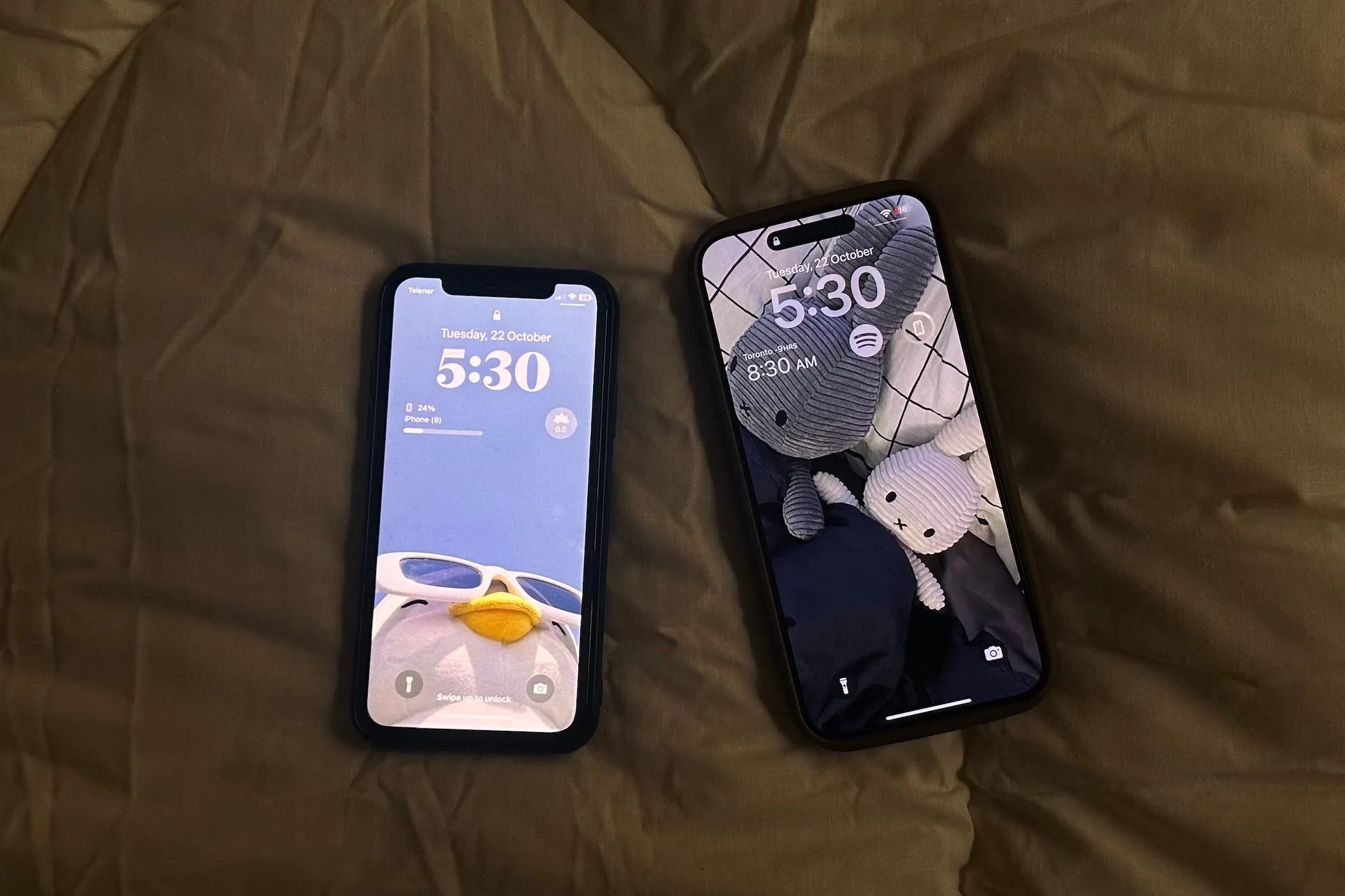 So sánh kích thước giữa iPhone X cũ và iPhone 15 Pro Max mới, cho thấy sự khác biệt về trải nghiệm cầm nắm và màn hình