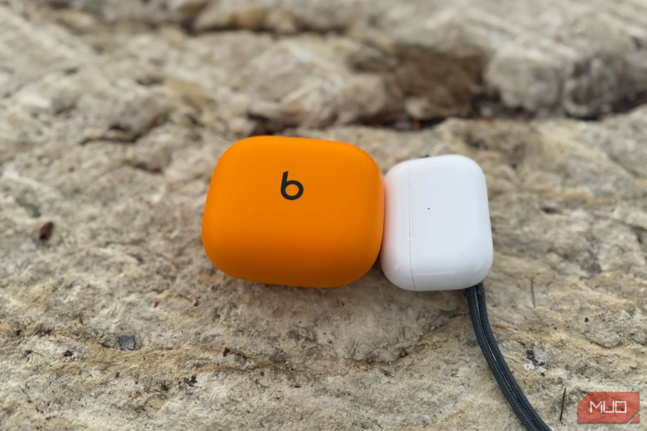 So sánh kích thước hộp sạc của Powerbeats Pro 2 và AirPods Pro 2
