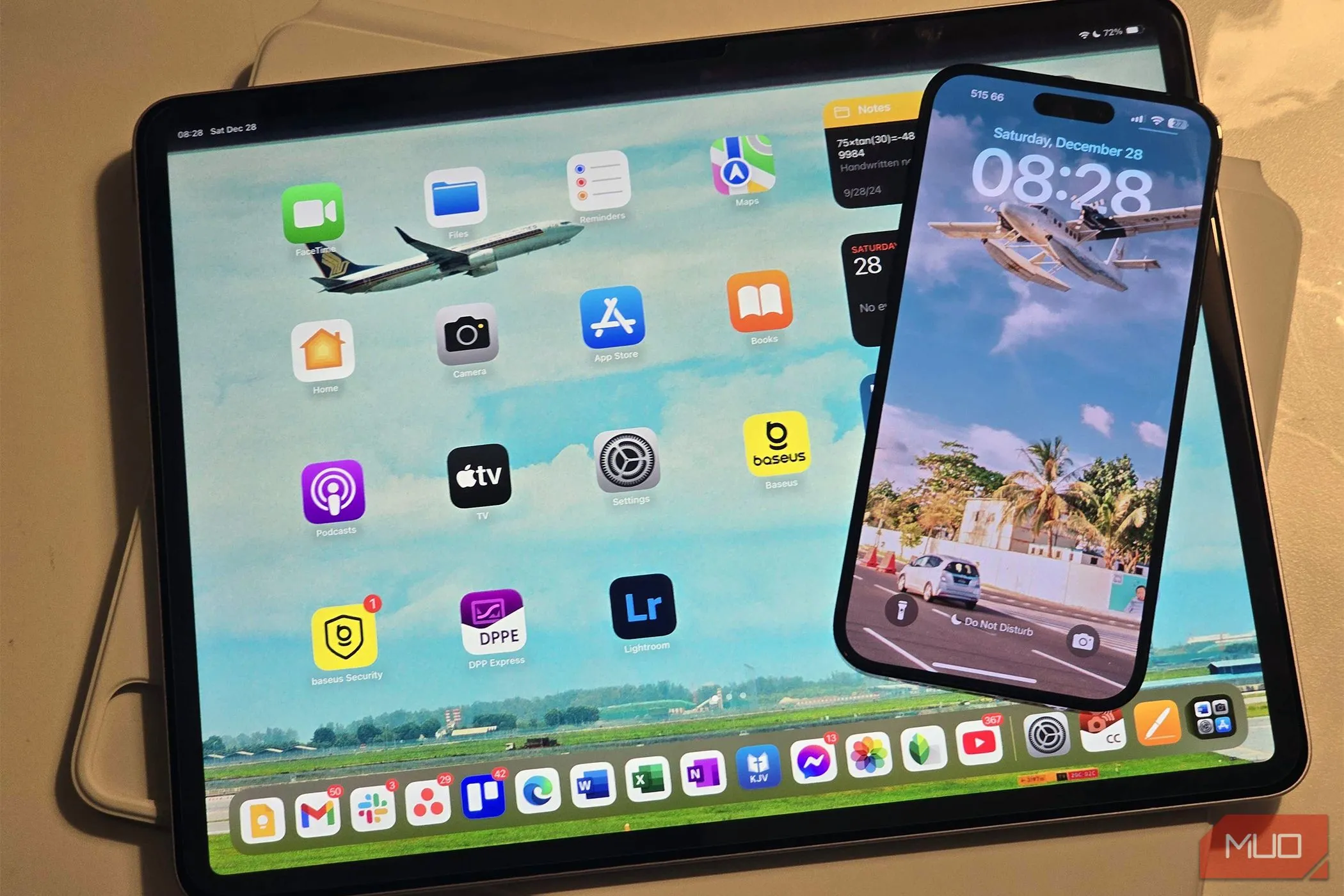 So sánh kích thước màn hình lớn 13 inch của iPad Air với iPhone 14 Pro Max, làm nổi bật ưu thế hiển thị rộng rãi của iPad
