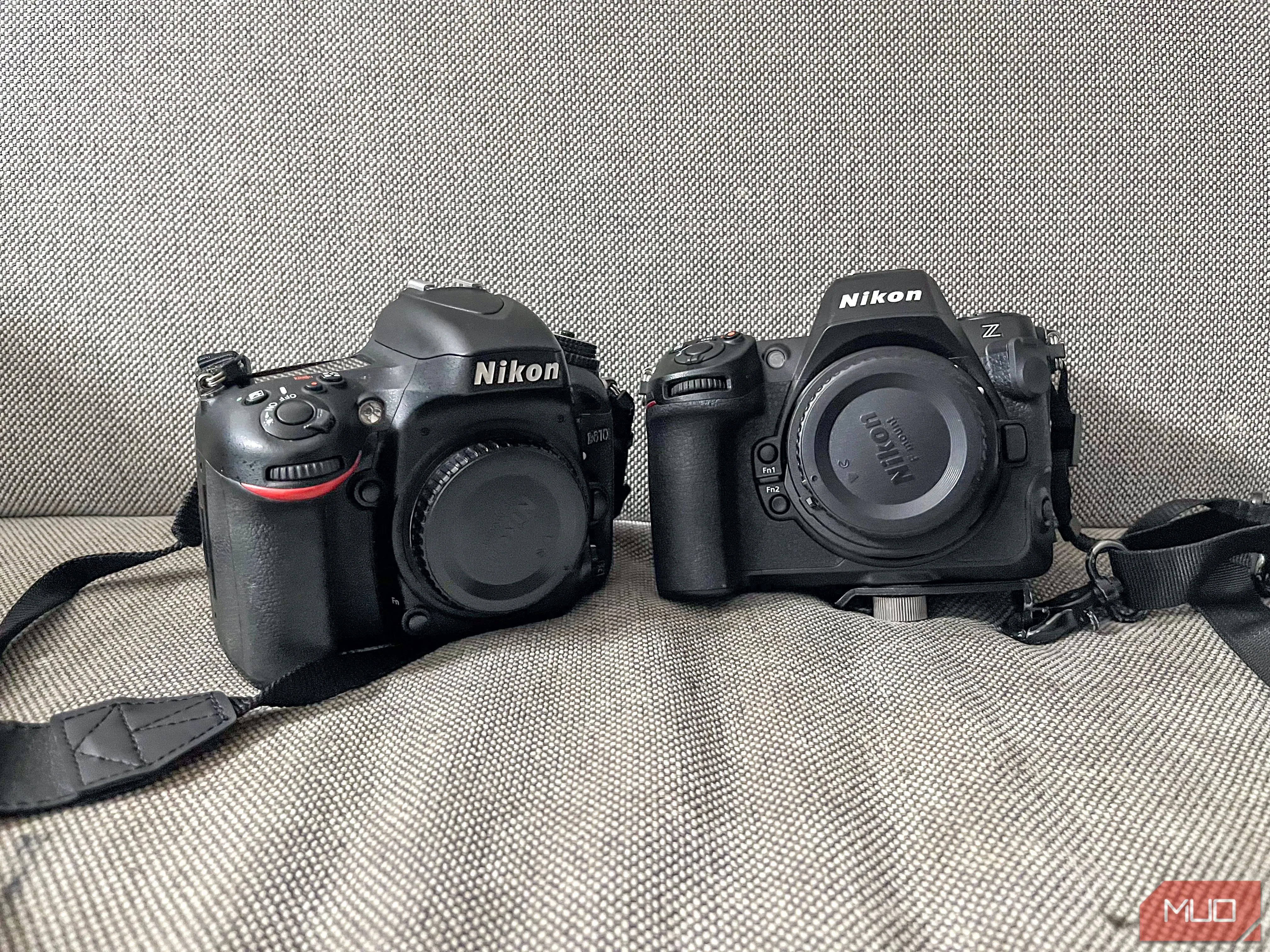 So sánh kích thước máy ảnh DSLR và Mirrorless khi đặt cạnh nhau