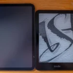 So sánh kích thước máy đọc sách Kindle Paperwhite Signature Edition và iPad mini, làm nổi bật sự khác biệt giữa thiết bị đọc sách chuyên dụng và máy tính bảng đa nhiệm