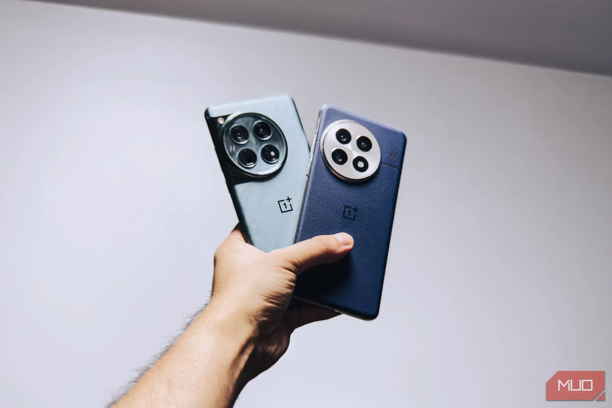 So sánh kích thước OnePlus 13 và OnePlus 12 trên tay người dùng