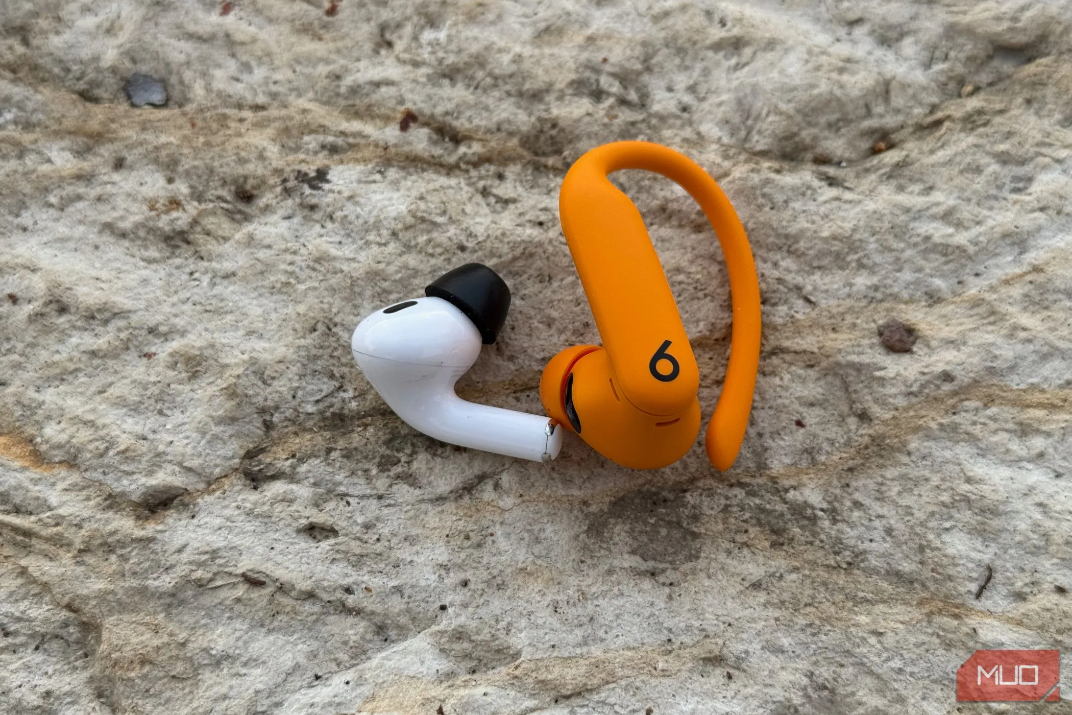 So sánh trọng lượng và kích thước AirPods Pro 2 và Powerbeats Pro 2