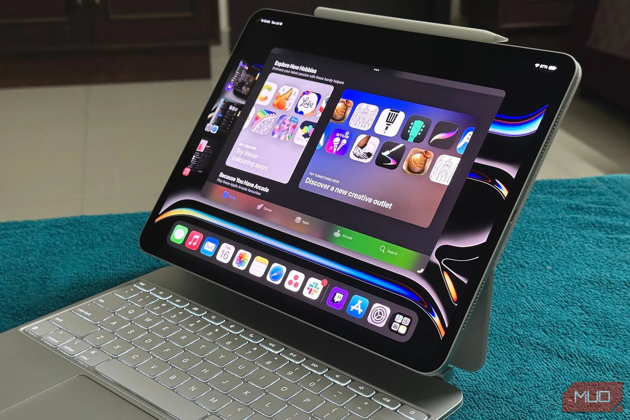 Stage Manager trên iPad Pro kèm Magic Keyboard