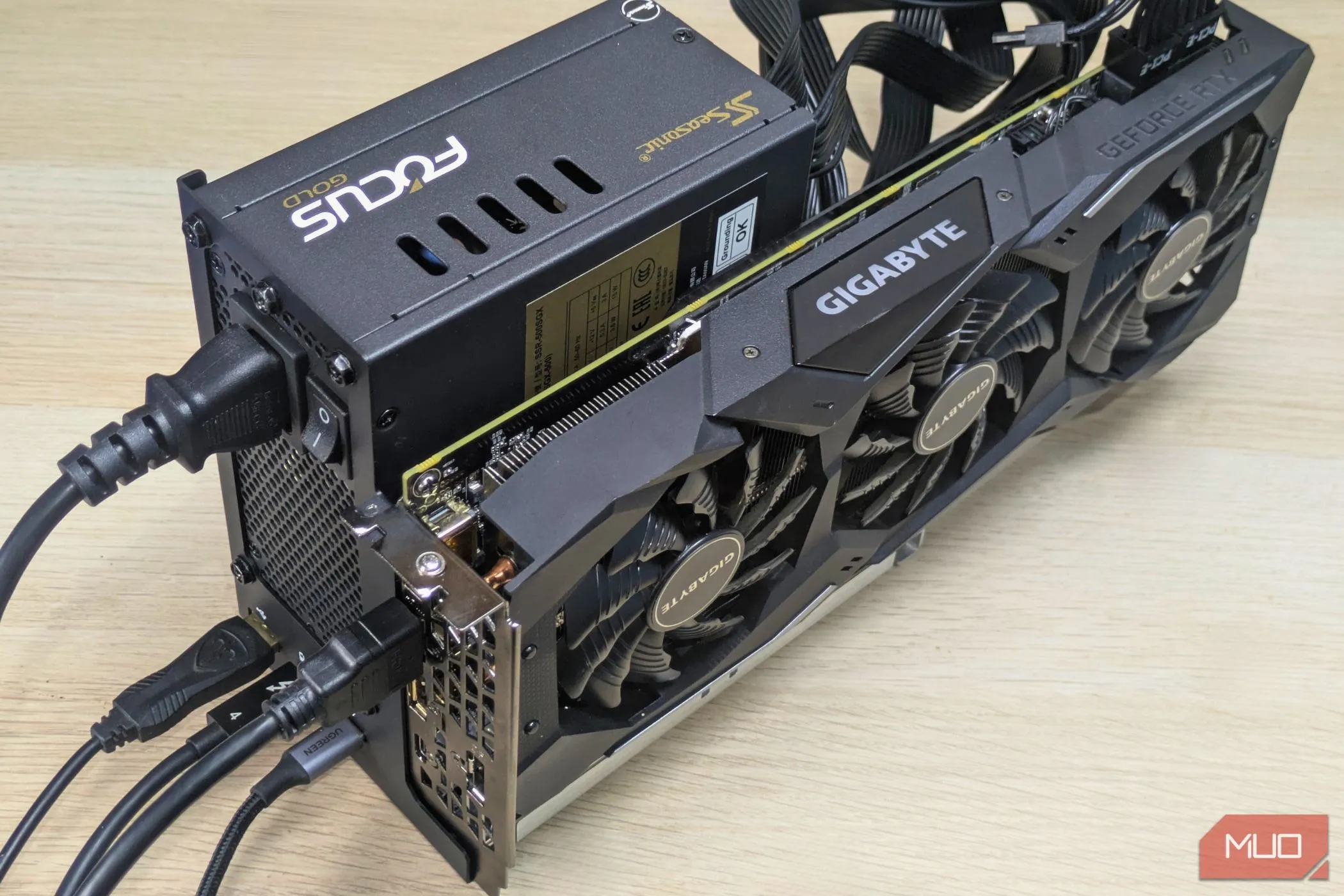 Sử dụng các tính năng dock USB tích hợp trên eGPU để kết nối bàn phím, chuột và các thiết bị ngoại vi khác
