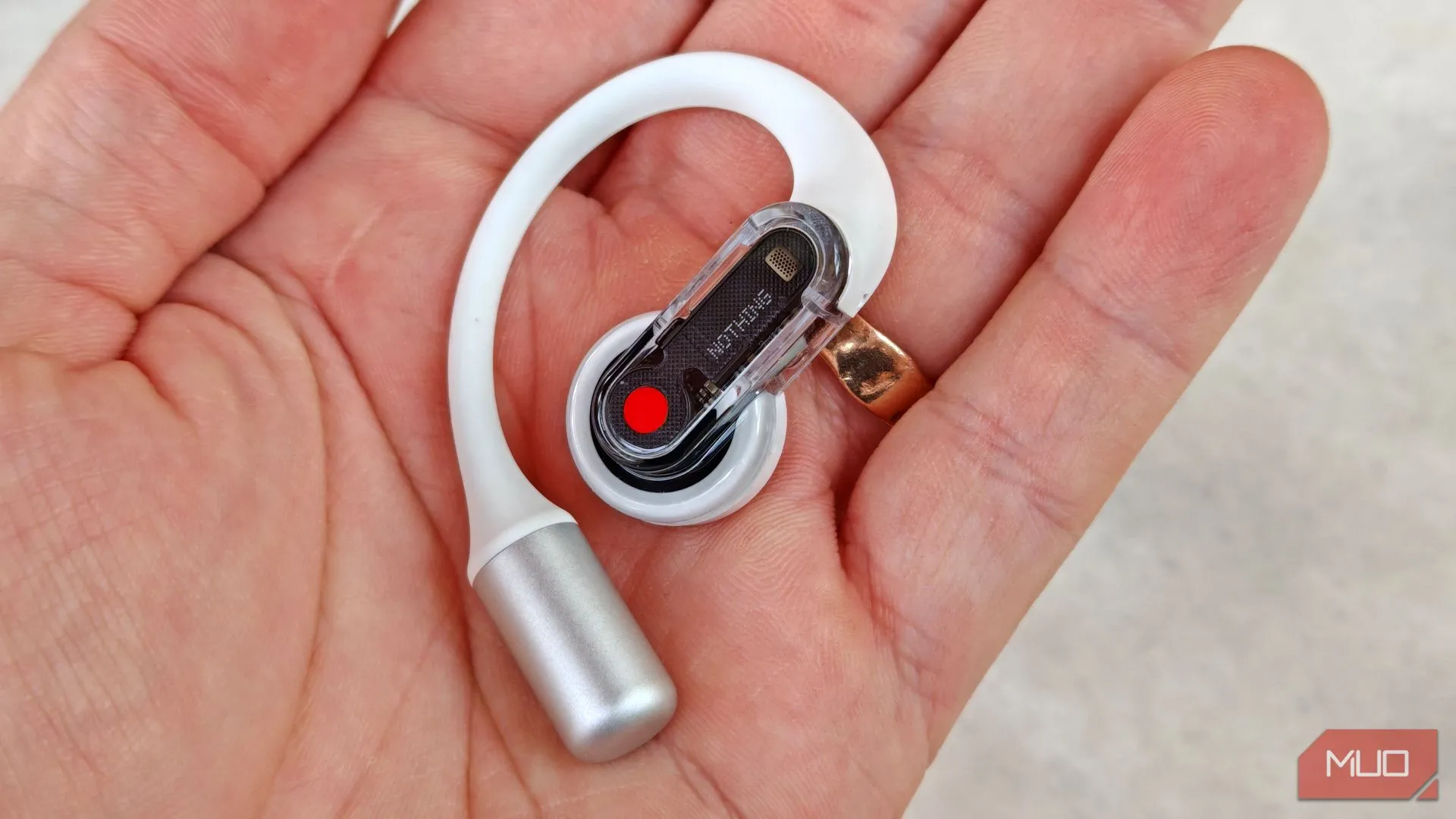 tai nghe Nothing Ear (open) bên phải cầm trên tay.