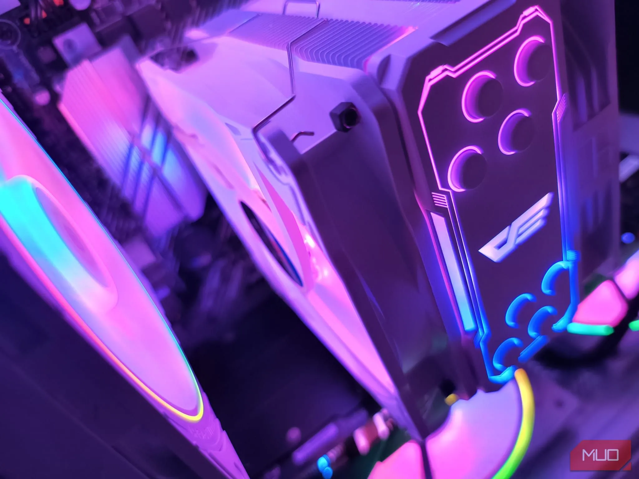 Tản nhiệt khí CPU DarkFlash Z4 Pro lắp đặt trong vỏ case Apevia Prism-WH