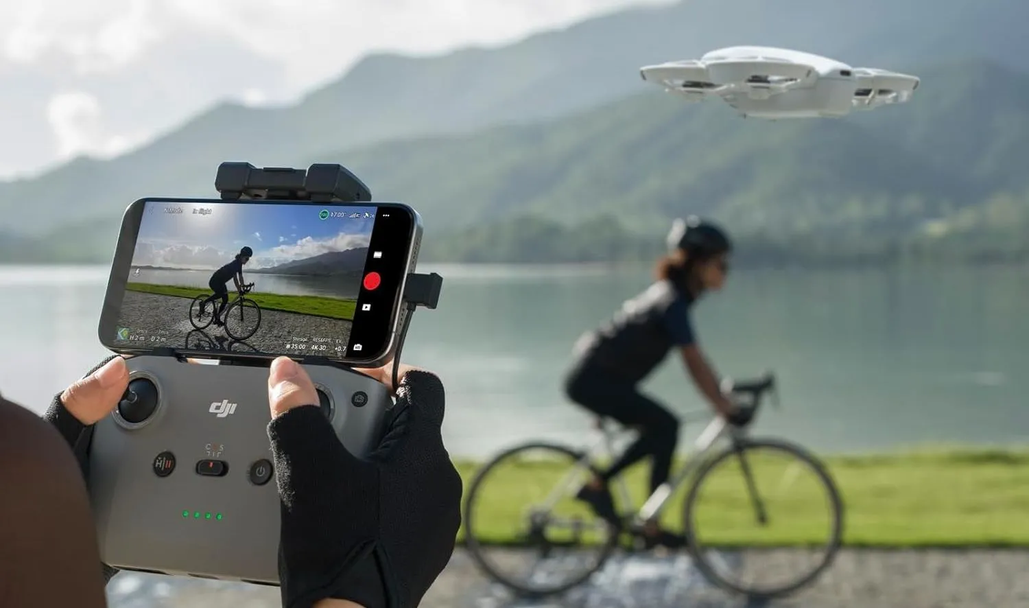Tay cầm điều khiển drone DJI RC-N3 dành cho dòng DJI Mini, có gắn điện thoại.