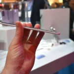 Tecno Spark Slim Concept nhìn từ cạnh bên tại MWC 2025