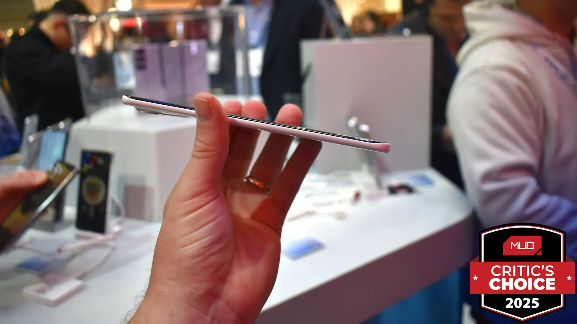 Tecno Spark Slim Concept nhìn từ cạnh bên tại MWC 2025