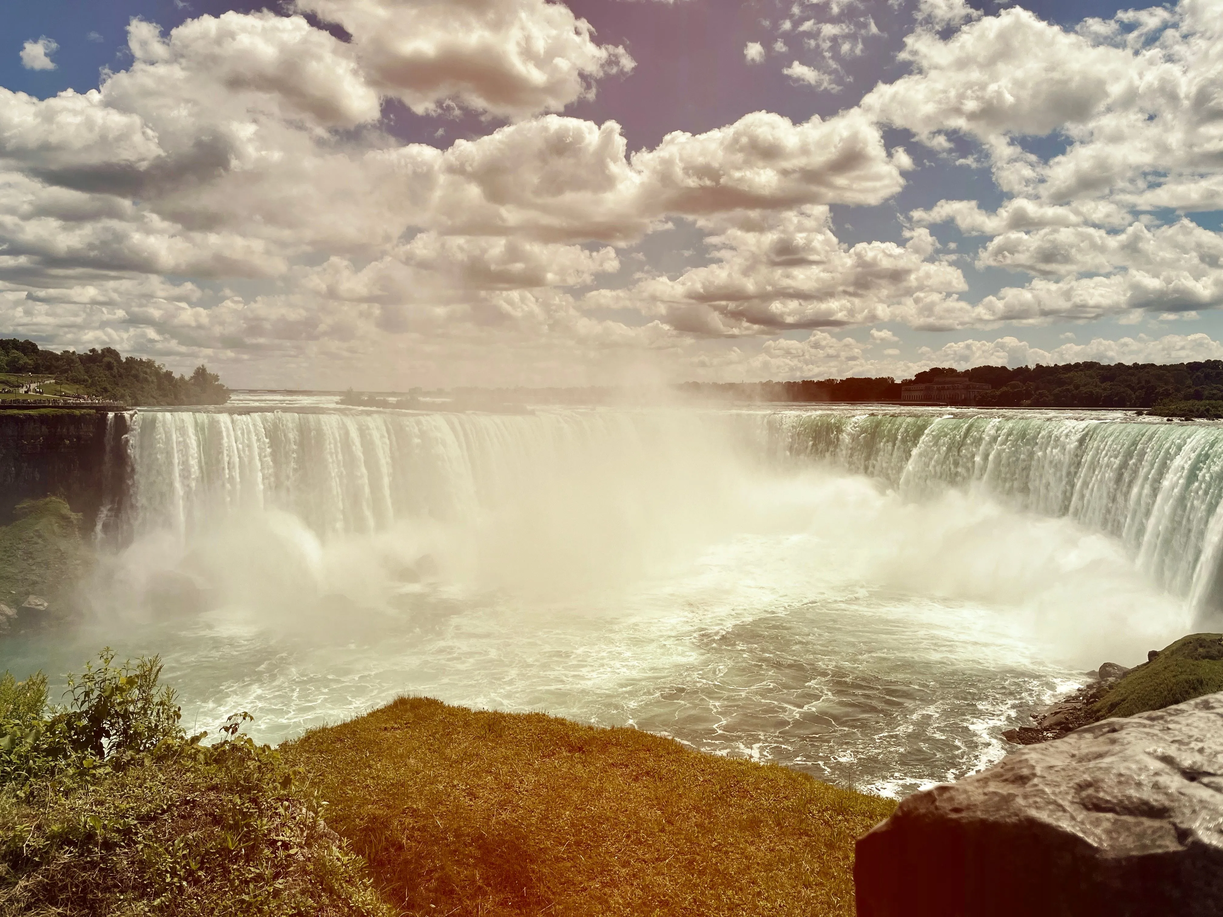 Thác Niagara Falls được chỉnh sửa với hiệu ứng nghệ thuật và màu sắc rực rỡ bởi Photoleap AI