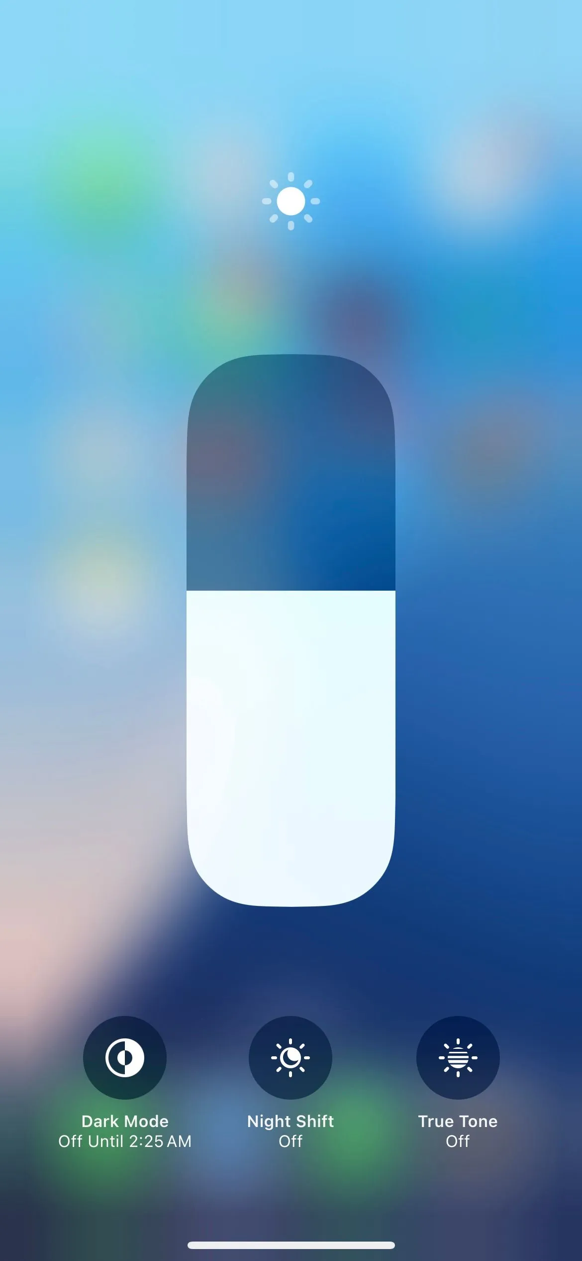 Thanh trượt điều chỉnh độ sáng màn hình trong Trung tâm điều khiển iPhone