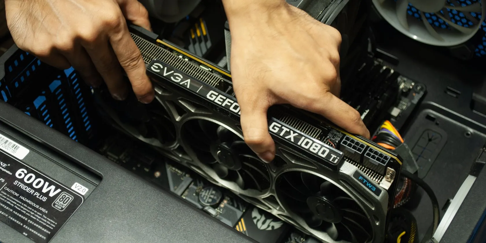 Thao tác lắp đặt card đồ họa vào khe PCIe trên bo mạch chủ, minh họa quá trình lắp ráp linh kiện PC
