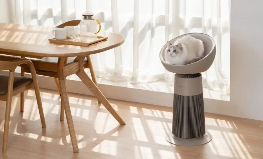 Tháp lọc không khí LG AeroCat Tower có chú mèo đang nằm nghỉ trên đỉnh