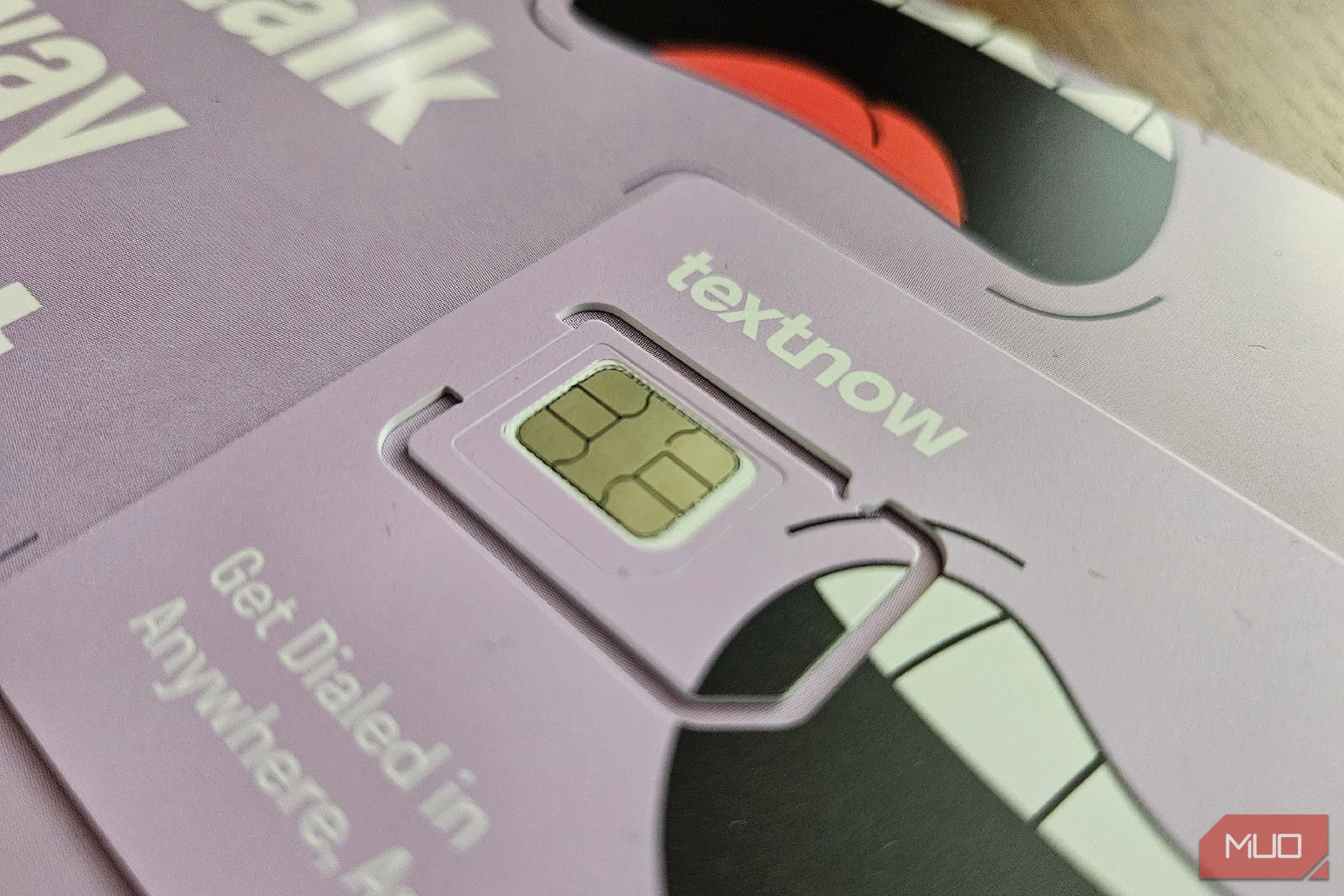 Thẻ SIM TextNow, minh họa cho sự phụ thuộc vào nhà mạng trong dịch vụ nhắn tin