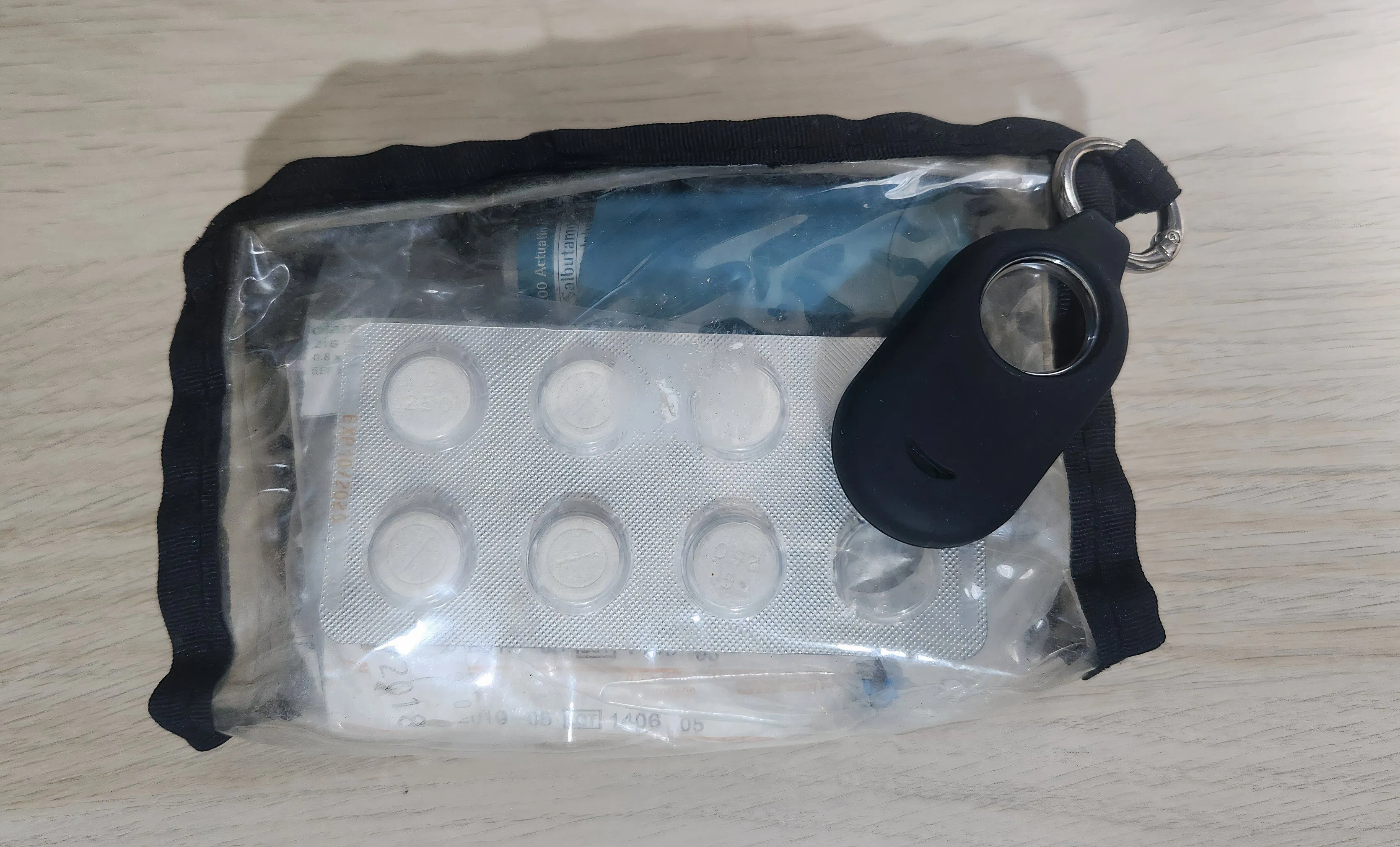 Thiết bị định vị AirTag được gắn vào túi đựng thuốc