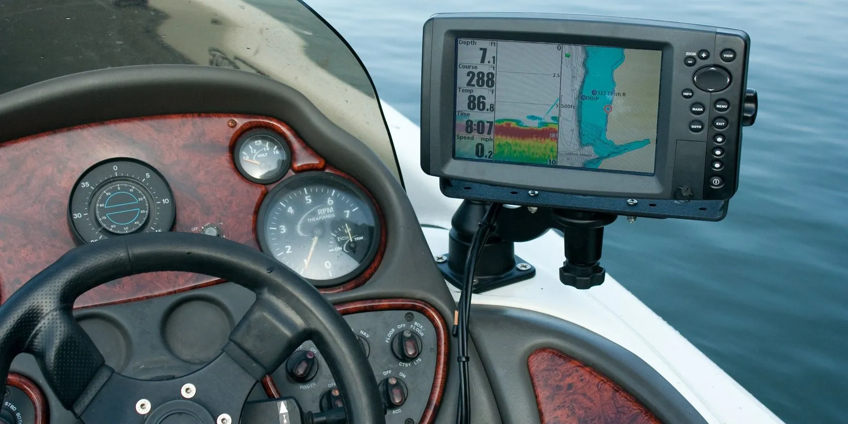 Thiết bị định vị GPS chuyên dụng trên thuyền đánh cá, cho thấy ứng dụng trong các ngành đặc thù