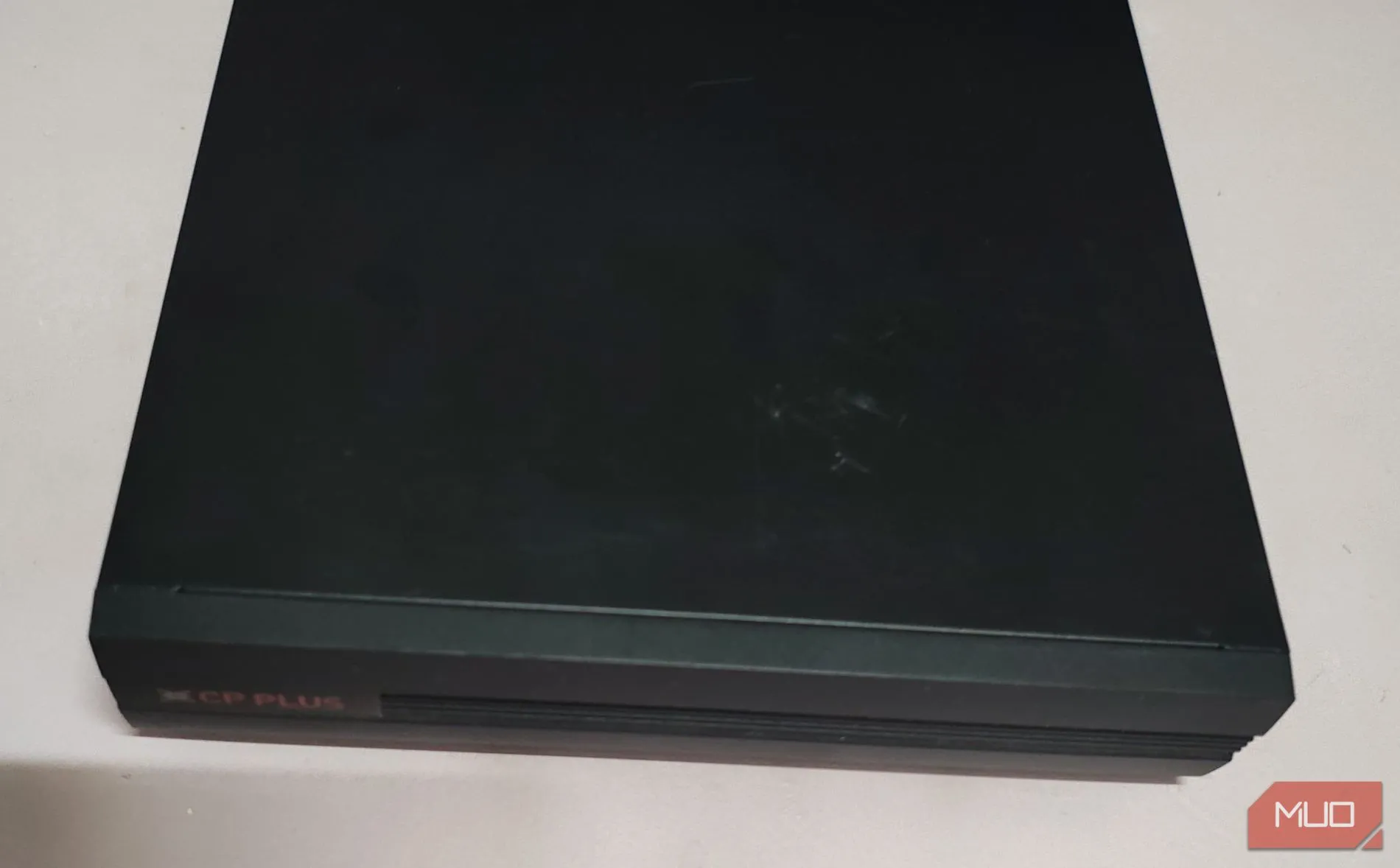 Thiết bị DVR (Đầu ghi hình số) màu trắng đặt trên bàn, thể hiện khả năng lưu trữ camera an ninh bằng ổ cứng cũ.