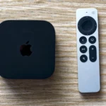 Thiết bị giải mã Apple TV 4K và điều khiển từ xa trên nền trắng