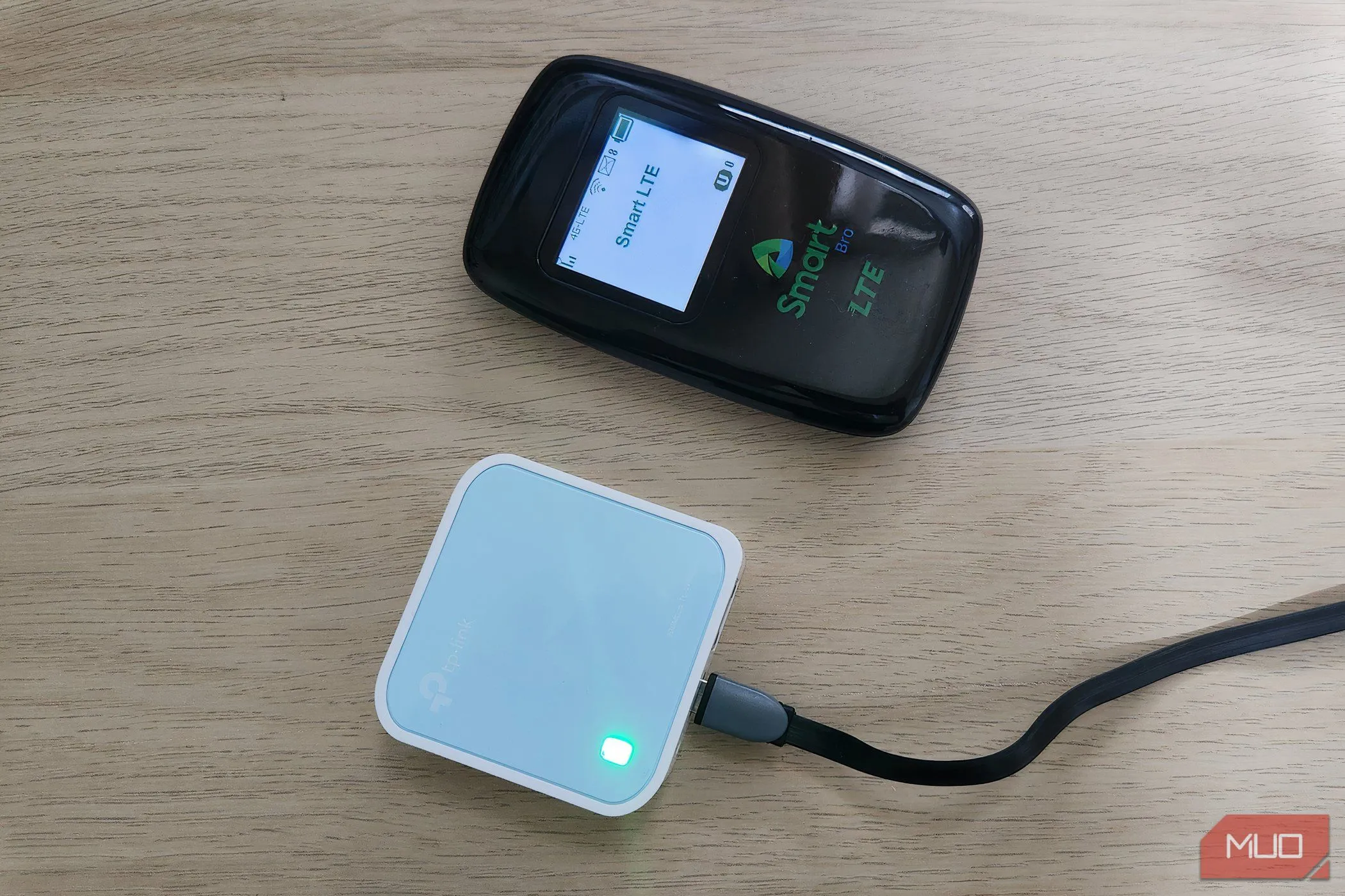 Thiết bị phát Wi-Fi di động và router du lịch trên bàn làm việc