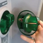 Thiết bị skimming thẻ tín dụng gắn trên đầu đọc thẻ ATM