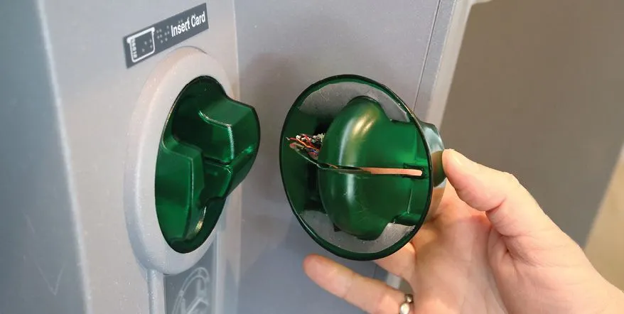 Thiết bị skimming thẻ tín dụng gắn trên đầu đọc thẻ ATM