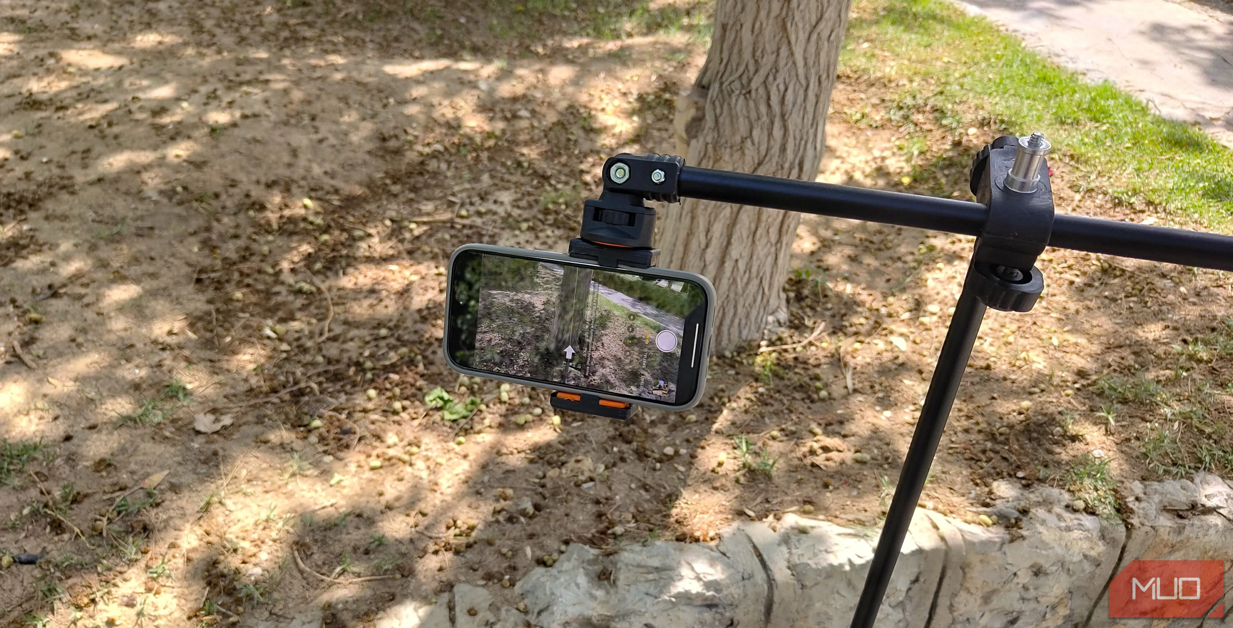 Thiết lập điện thoại trên tripod để chuẩn bị chụp panorama dọc