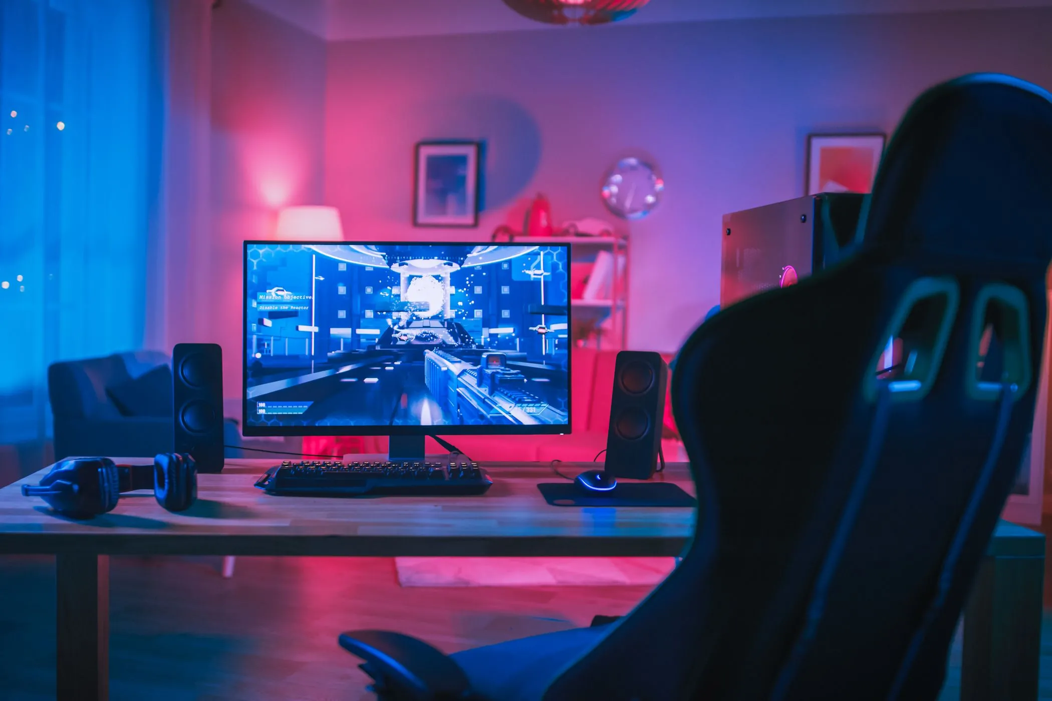 Thiết lập góc làm việc hoặc chơi game ấm cúng với máy tính cá nhân