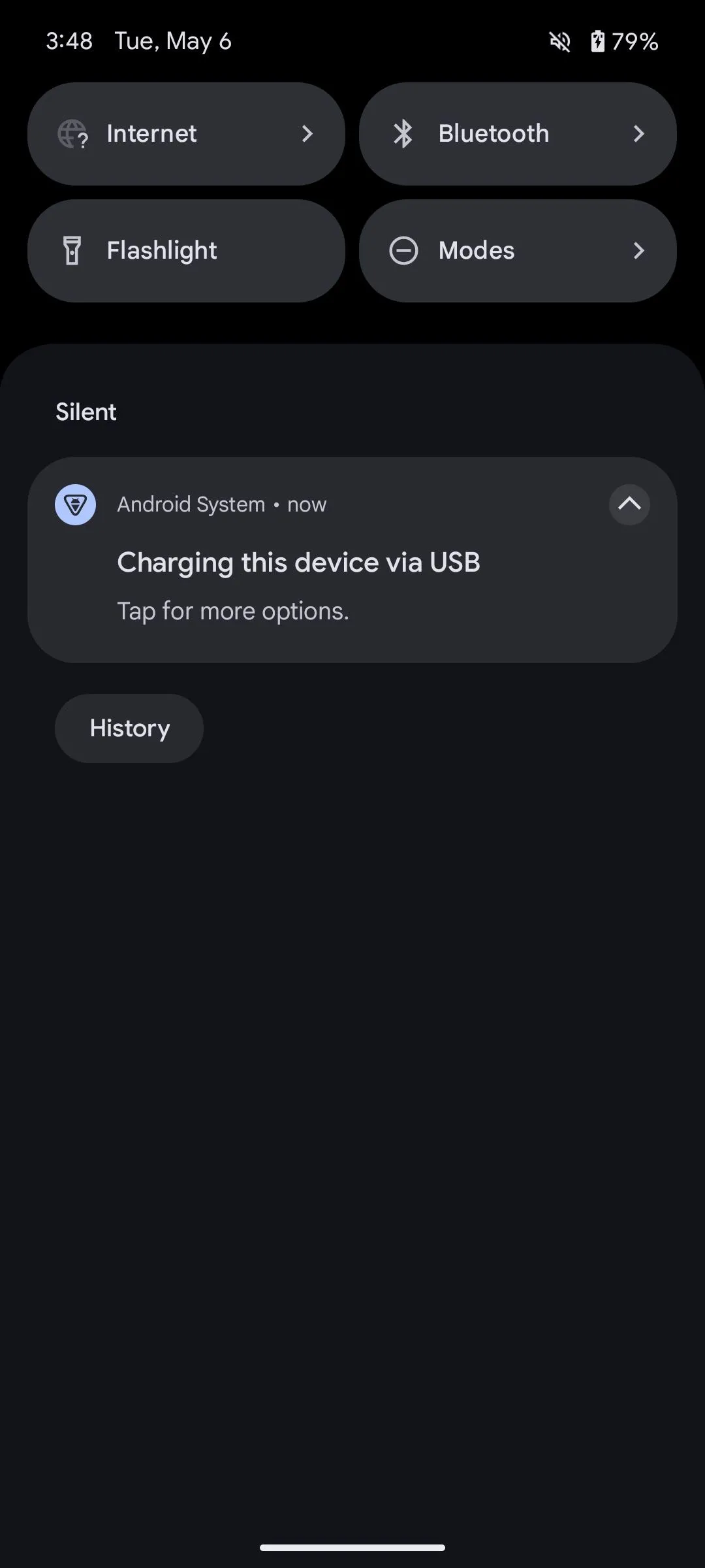 Thông báo &quot;Đang sạc thiết bị này qua USB&quot; trên điện thoại Pixel.