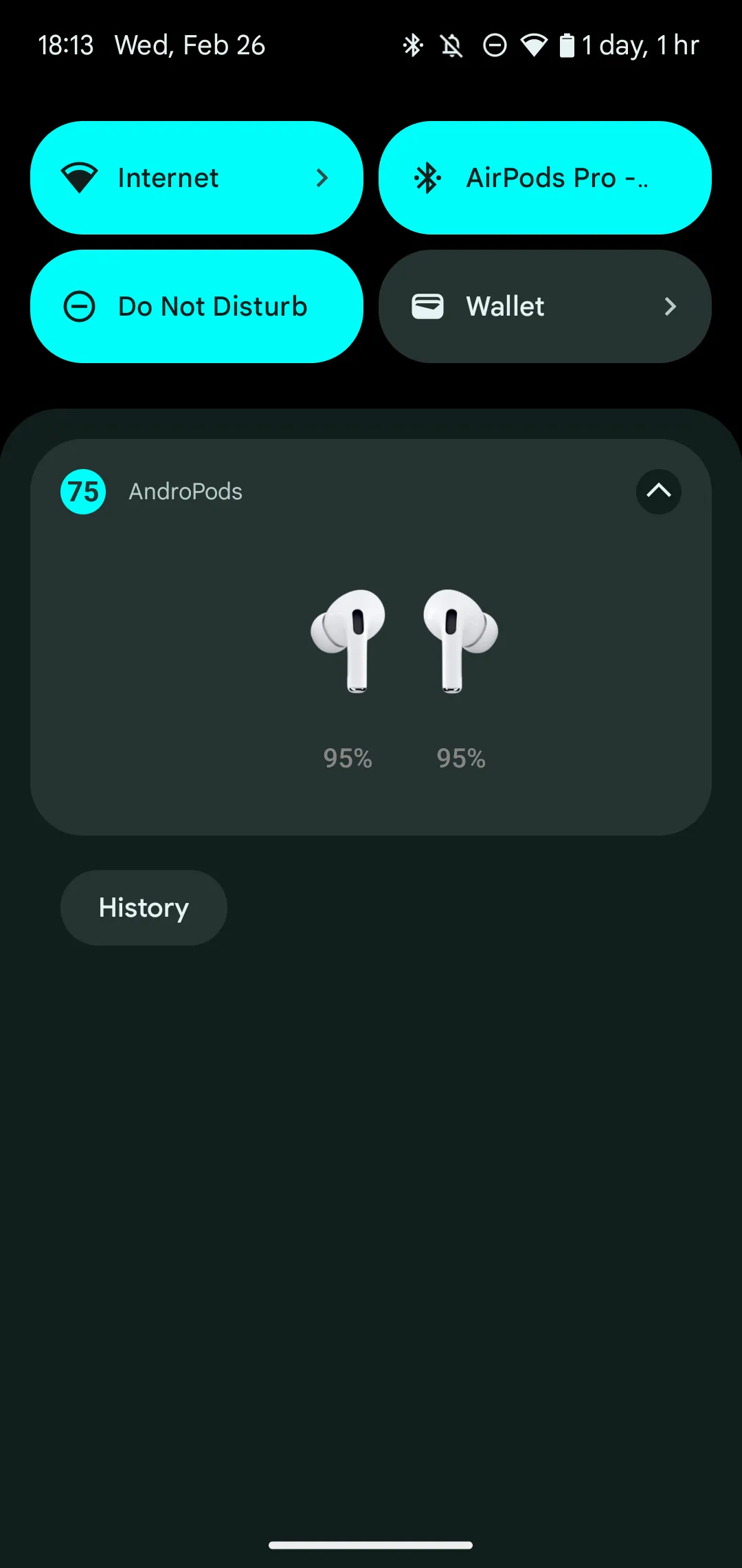 Thông báo hiển thị mức pin của AirPods và hộp sạc từ ứng dụng AndroPods trên thanh trạng thái Android.