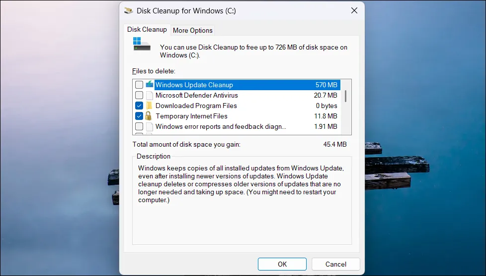 Tiện ích Disk Cleanup (Dọn dẹp ổ đĩa) đang hoạt động trên màn hình Windows 11, giúp giải phóng dung lượng lưu trữ.