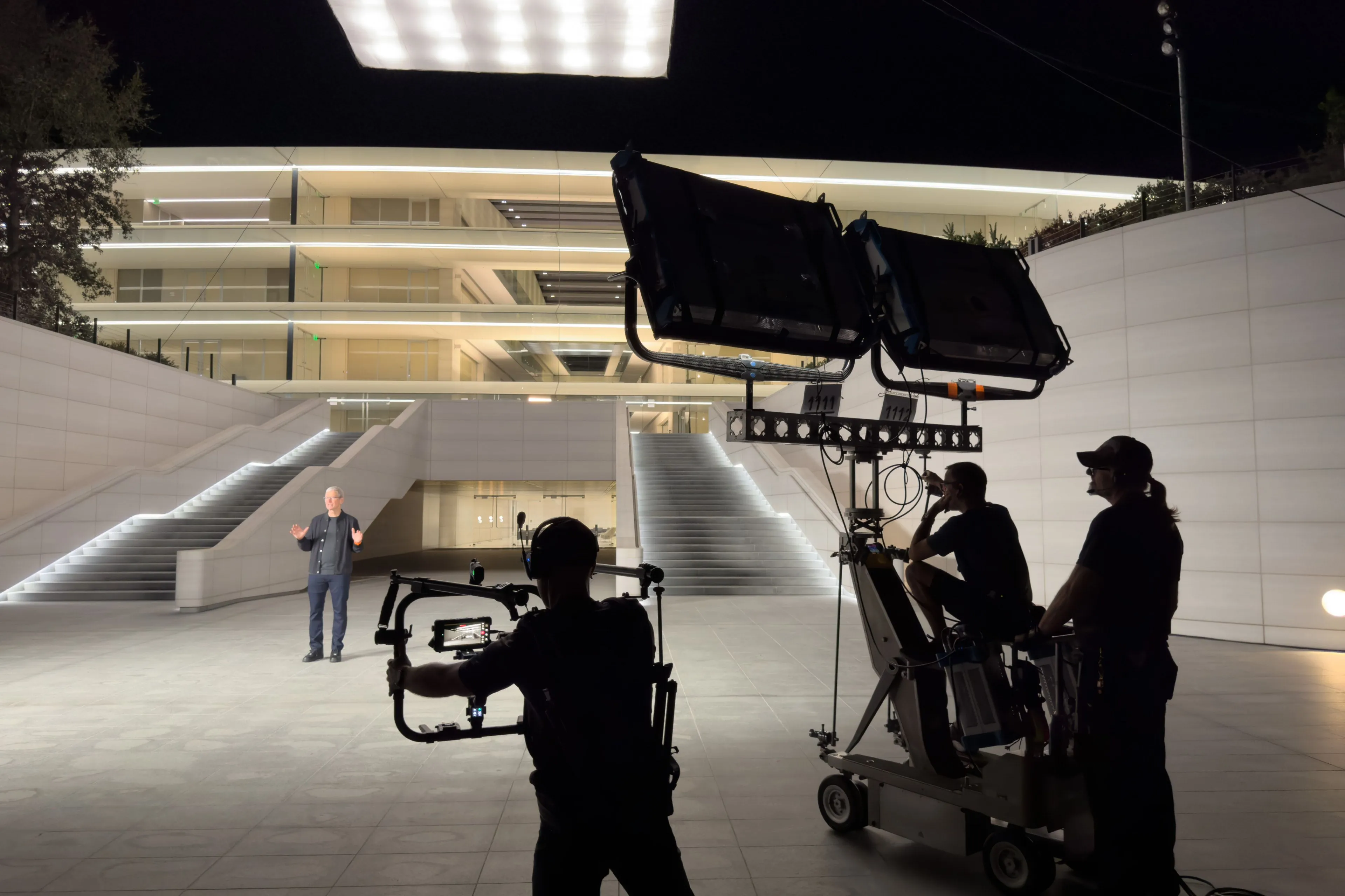 Tim Cook trên trường quay quảng cáo &quot;Shot on iPhone&quot; của Apple