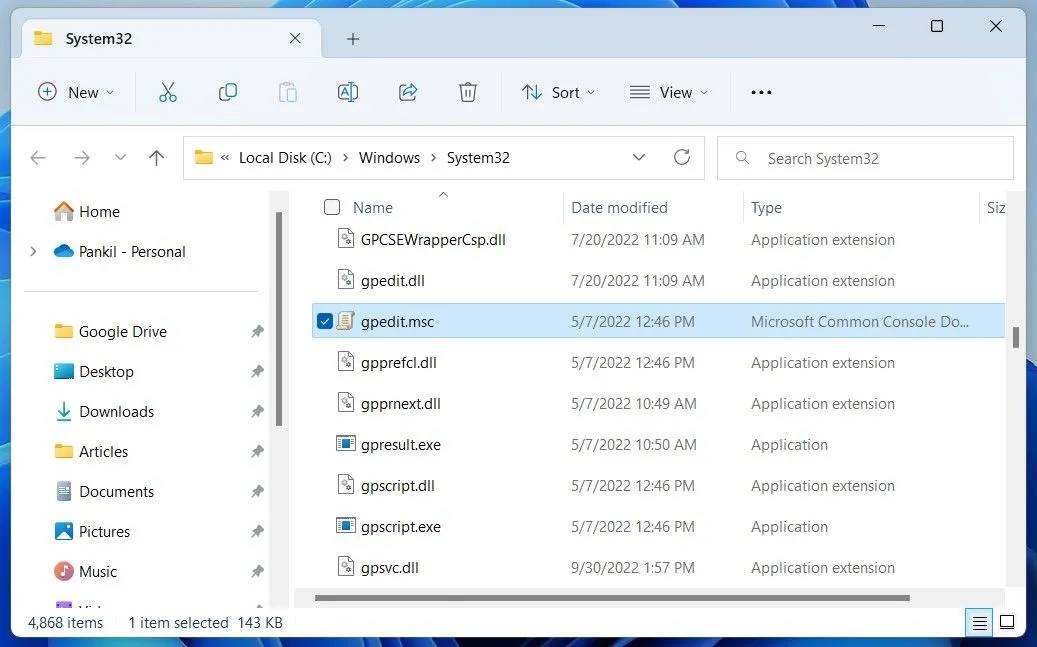 Tìm file gpedit.msc trong thư mục System32 để mở Group Policy Editor