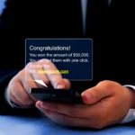 Tin nhắn lừa đảo Smishing hiển thị trên màn hình điện thoại smartphone