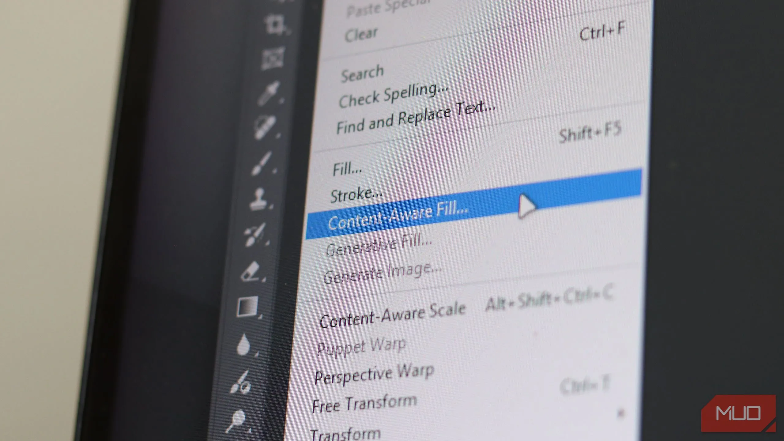 Tính năng Content-Aware Fill trong Photoshop đang được sử dụng để loại bỏ đối tượng khỏi hình ảnh một cách thông minh, thể hiện sức mạnh của AI trong chỉnh sửa ảnh.