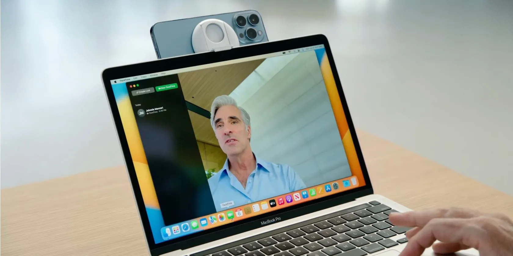 Tính năng Continuity Camera cho phép sử dụng iPhone làm webcam chất lượng cao cho MacBook, minh họa sự tích hợp liền mạch giữa các thiết bị Apple.
